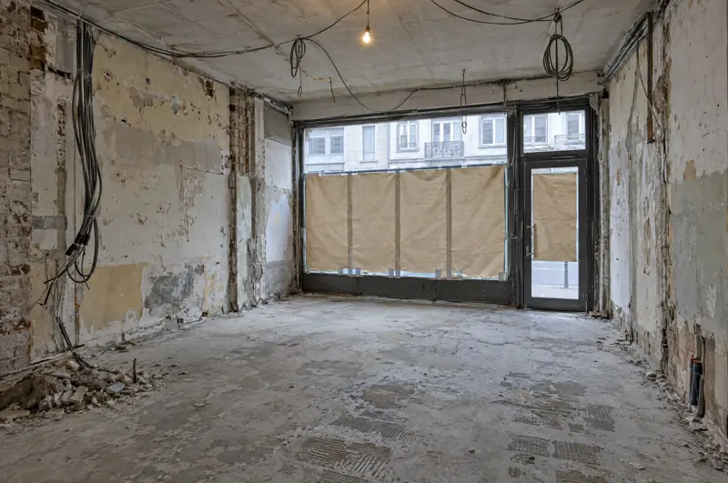 Rez commercial à l'état brut avant aménagement, câbles apparents