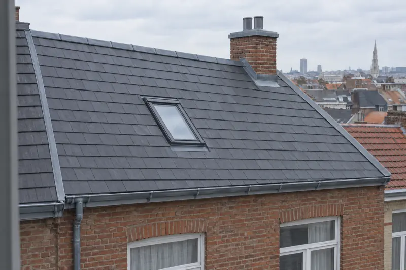 Toiture neuve en ardoises naturelles avec zinguerie et fenêtre de toit